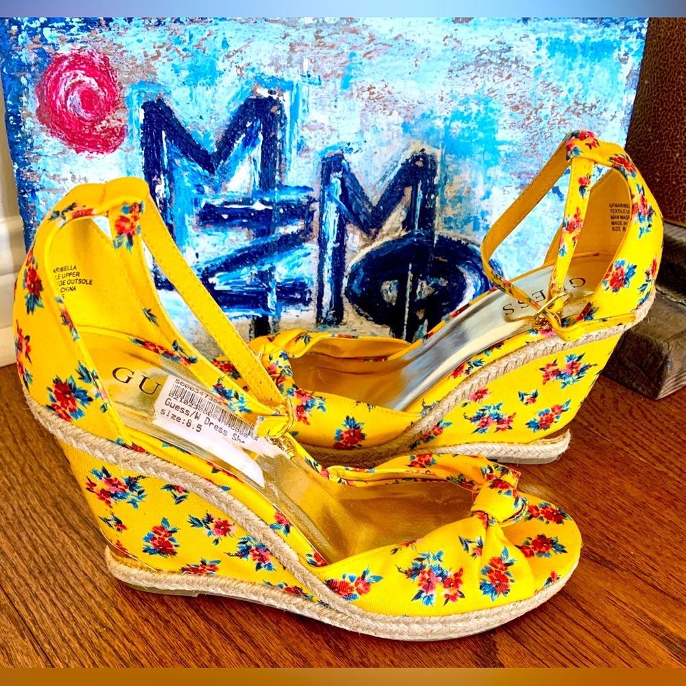 NWT Guess GFMARIBELLA Yellow Floral Fabric Wedge Sandals Strap Golden Charms